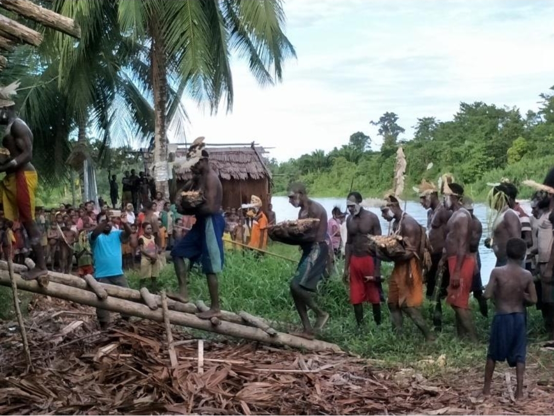 Para peserta pesta ulat sagu berarakan memasuki jew