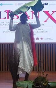 Meimura membawakan seni Besutan - 1